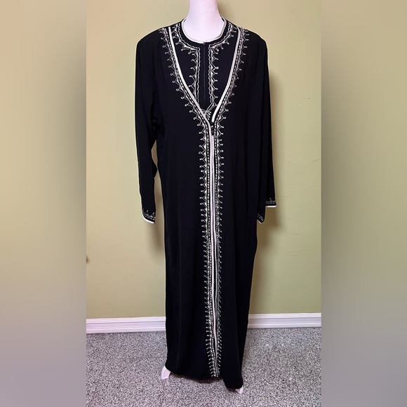 Black embroidered long sleeve abaya with white trim, 3 buttons on outer shell - Picture 10 of 16